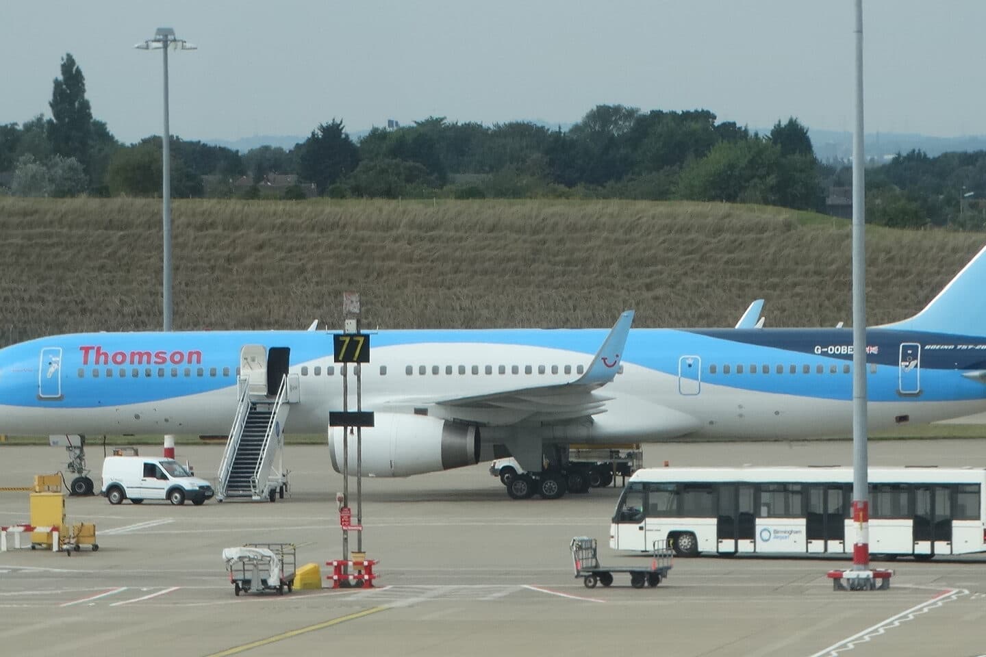 Crewlid dat een vliegtuig gereedmaakt op het platform