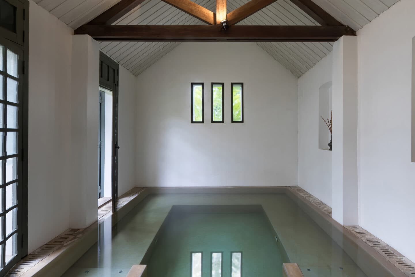 Bezoekers die ontspannen in een wellness spa